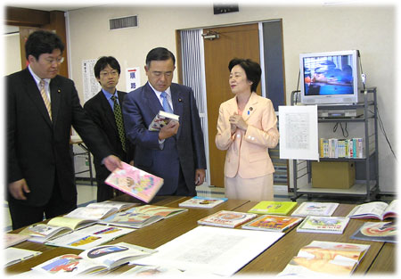 写真:実技教材や資料などの展示風景